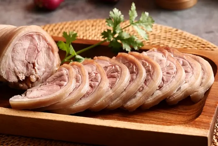 Bước 1: Luộc Thịt Bước 1: Luộc Thịt