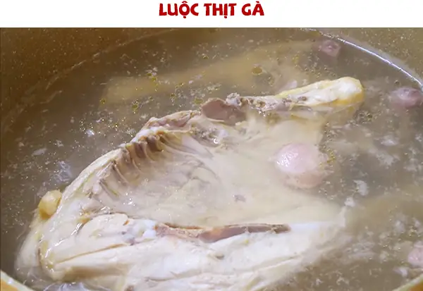 Bước 2. Luộc gà