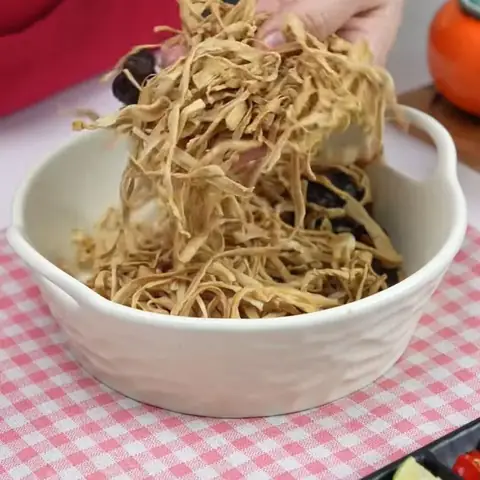 Sơ chế và xào măng