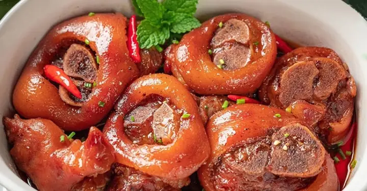 Cách làm giò heo kho tàu thơm lừng, béo ngậy, màu đẹp Cách làm giò heo kho tàu thơm lừng, béo ngậy, màu đẹp