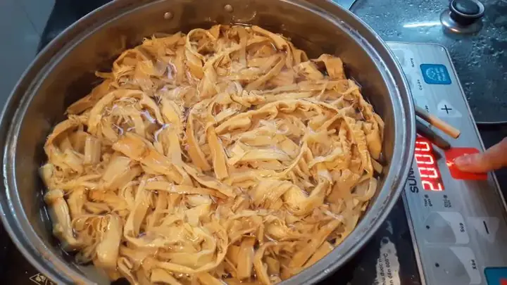 Bước 2: Sơ chế măng khô