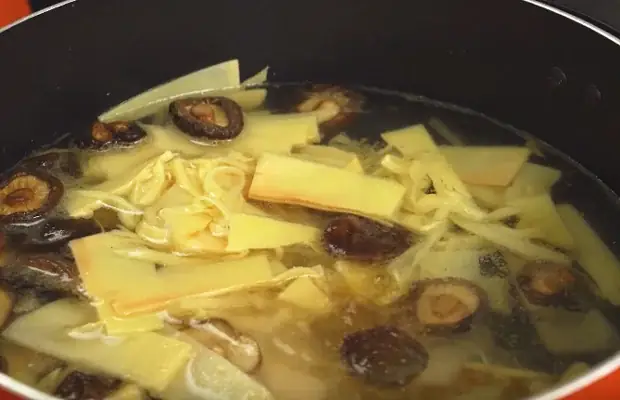 Bước 3: Nấu Bún Măng Chay