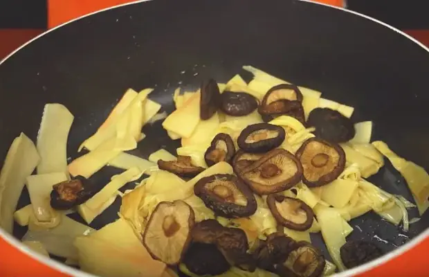 Bước 2: Xào Nguyên Liệu