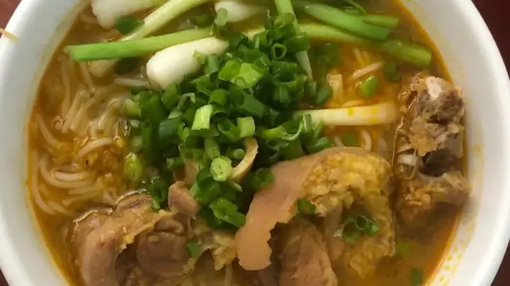 Chuẩn bị nguyên liệu nấu bún măng giò heo