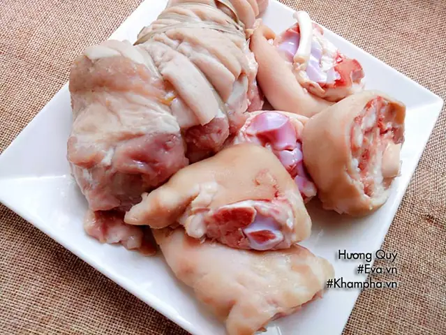 Bún Mọc Chân Giò Có Thêm Cà Chua Giúp Nước Dùng Thanh Mát, Ngon Ngọt.