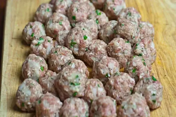 Bước 2: Sơ chế giò sống