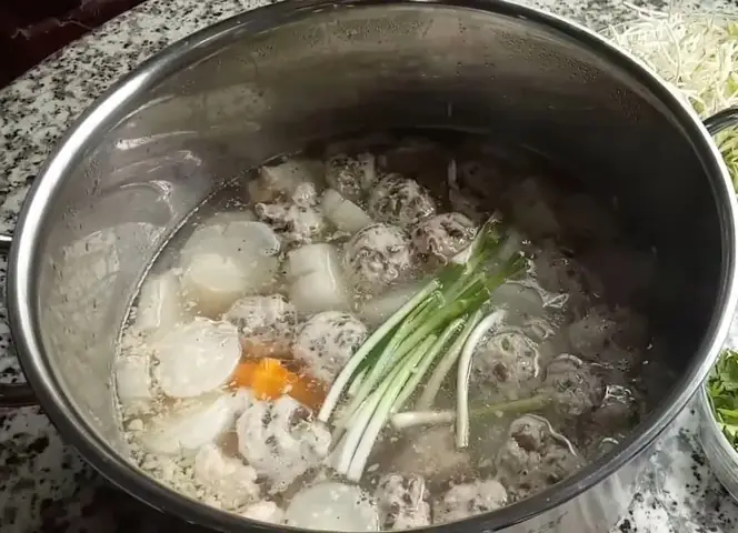 Bước 7: Luộc Mọc, Hoàn Thiện Nước Dùng Bước 7: Luộc Mọc, Hoàn Thiện Nước Dùng