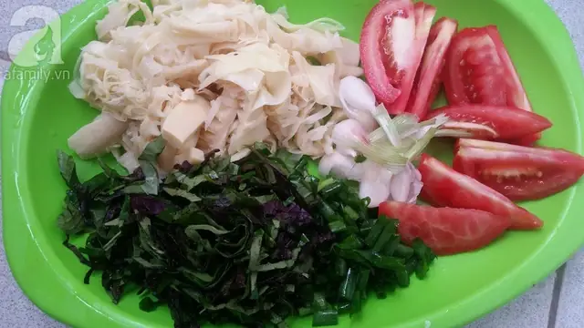 Với những nguyên liệu đơn giản, dễ tìm, dễ nấu bạn có ngay món bún ốc nóng hổi cho bữa sáng của gia đình mình rồi.