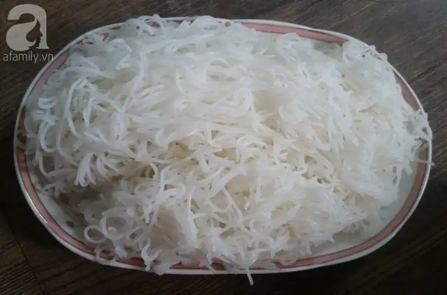 Với những nguyên liệu đơn giản, dễ tìm, dễ nấu bạn có ngay món bún ốc nóng hổi cho bữa sáng của gia đình mình rồi.