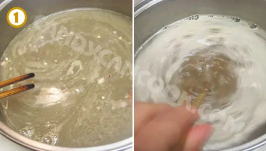 Cho cua đông lạnh pha với nước lạnh, nêm nếm gia vị Cho cua đông lạnh pha với nước lạnh, nêm nếm gia vị