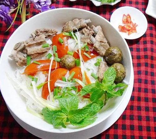 Bước 4: Hoàn thành bún sườn chua