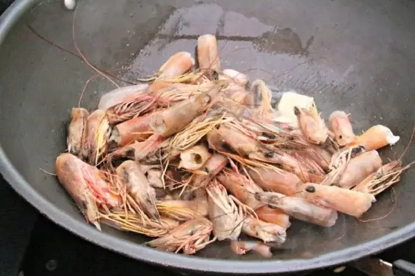 Bước 1: Hầm Nước Dùng Từ Đầu Tôm