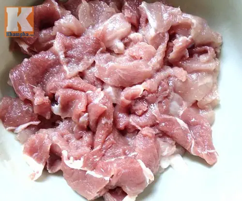 Thưởng thức bún thịt viên nóng hổi, hấp dẫn vào bữa sáng thật tuyệt.