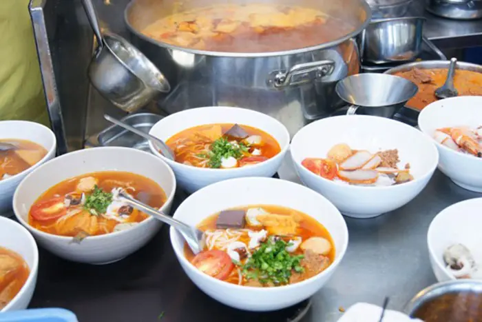 Tiến hành nấu bún riêu tôm với mực khô Tiến hành nấu bún riêu tôm với mực khô