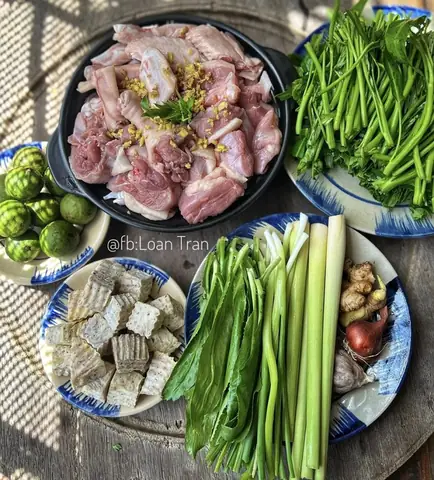 Khi ăn vịt om sấu, bạn sẽ cảm nhận được sự hòa quyện tuyệt vời giữa các hương vị, từ chua thanh, ngọt, mặn, đến thơm nồng, béo ngậy... tạo nên một món ăn hấp dẫn bất cứ ai.