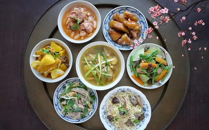 Chủ quán Mệ Chơn hướng dẫn nấu canh cá cơm lá me đất, bún xáo bò và cách muối cà trắng giòn - Ảnh 3.