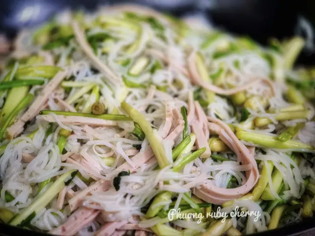 Rau Cần Có Độ Giòn Đặc Trưng, Kết Hợp Với Sợi Bún Mềm Dai, Tạo Nên Sự Hài Hòa Về Cả Màu Sắc Lẫn Hương Vị.