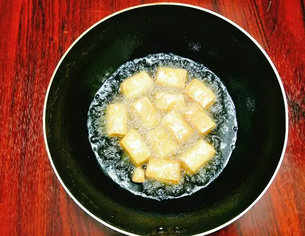 Bước 2. Làm cà bung đậu thịt