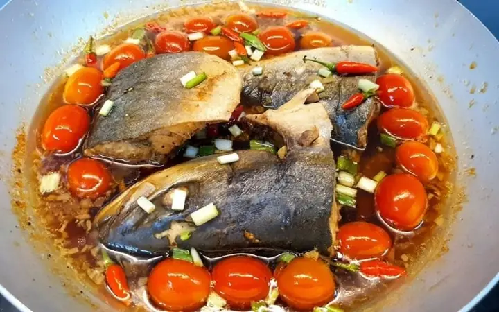 2. Cách nấu cá cam kho cà chua (cá cam um chua)