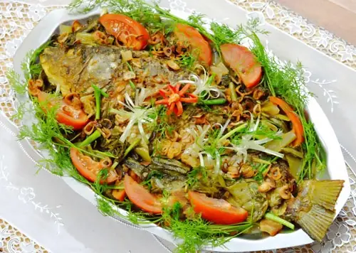 Tiến hành thực hiện cách làm cá chép om dưa Tiến hành thực hiện cách làm cá chép om dưa