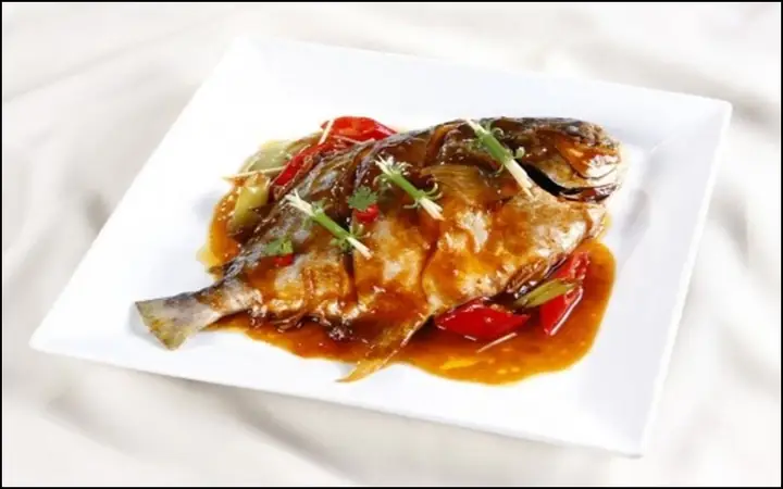 1. Cá chim kho gừng ớt