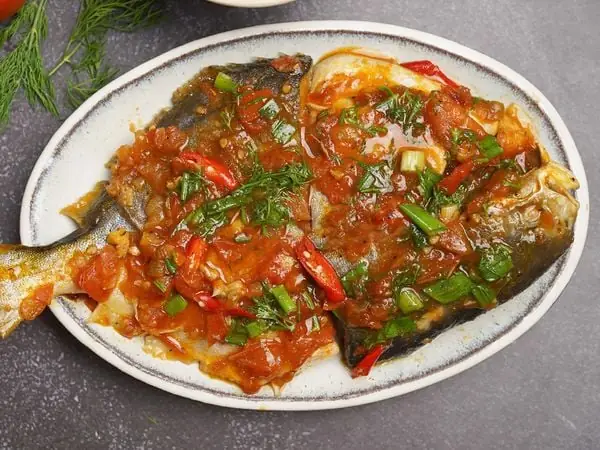 Bước 3: Làm Cá Chim Sốt Cà Chua