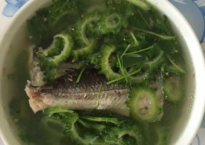 (nlđo) - Tôi Không Khỏi Ngạc Nhiên Bởi Thịt Cá Chuồn Ngọt Cộng Với Vị Đăng Đắng, Nhẫn Nhẫn Của Khổ Qua Hòa Quyện Cùng Mùi Thơm Của Hành, Ngò Tiêu… Mới Ngon Làm Sao.