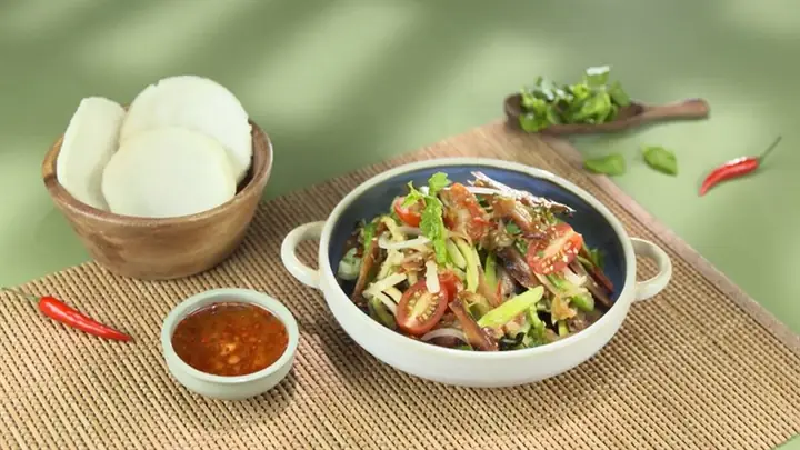 1. Gỏi dưa leo cá cơm