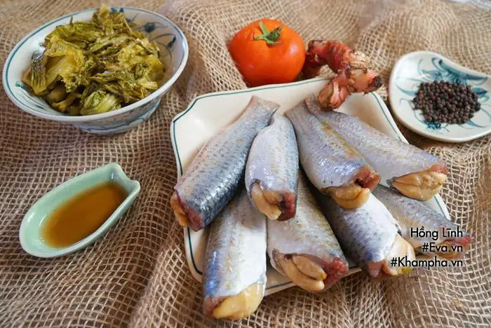 Thịt Cá Đối Ngọt Thấm Đẫm Gia Vị Cộng Thêm Phần Dưa Cải Chua Quyện Nước Cá Kho Tạo Nên Món Ăn Bình Dị Nhưng Lại Rất Ngon Miệng.