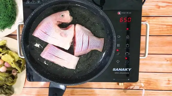 Bước 3Chiên cá Bước 3Chiên cá