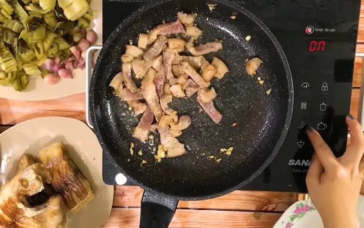 Bước 4Xào thịt Bước 4Xào thịt