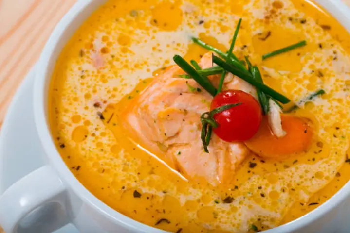 10. Cháo ngô ngọt, cà chua, cá hồi