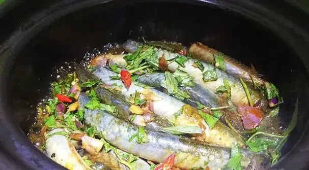 Bước 4: Kho cá kèo rau răm