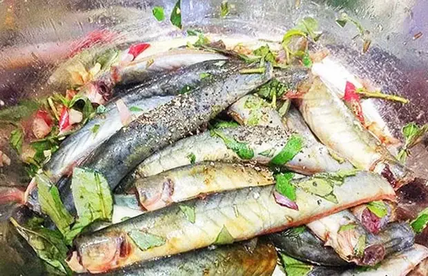 Bước 3: Ướp cá kèo