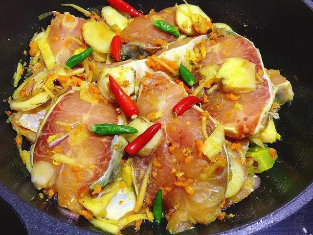 Món cá kho khế là một món ăn truyền thống của Việt Nam, phổ biến ở nhiều vùng miền, đặc biệt là miền Bắc và miền Trung. Cá kho khế có xuất xứ từ các vùng quê nơi người dân thường chế biến cá tươi cùng với những nguyên liệu sẵn có trong vườn nhà, như khế chua, để tạo nên những món ăn đậm đà hương vị.