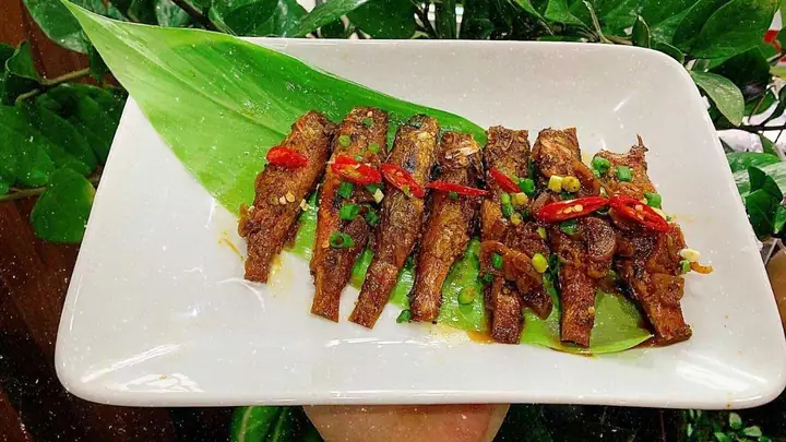 Nguyên liệu làm Cá kho lá nghệ mật mía Nguyên liệu làm Cá kho lá nghệ mật mía