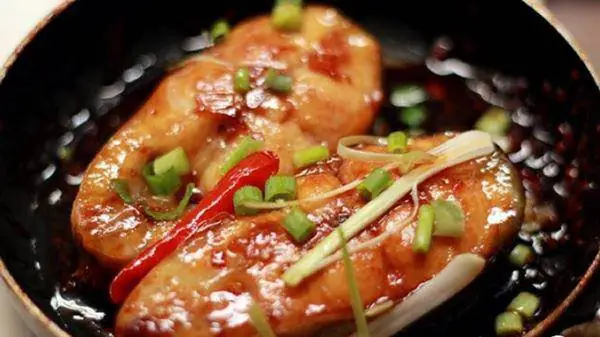 Cá kho tộ thơm ngon, ăn cùng cơm trắng vừa dân dã, đơn giản nhưng lại giàu dinh dưỡng và rất đưa cơm. Cách làm cá kho tộ đúng chuẩn vị Nam Bộ cũng rất dễ thực hiện tại nhà.