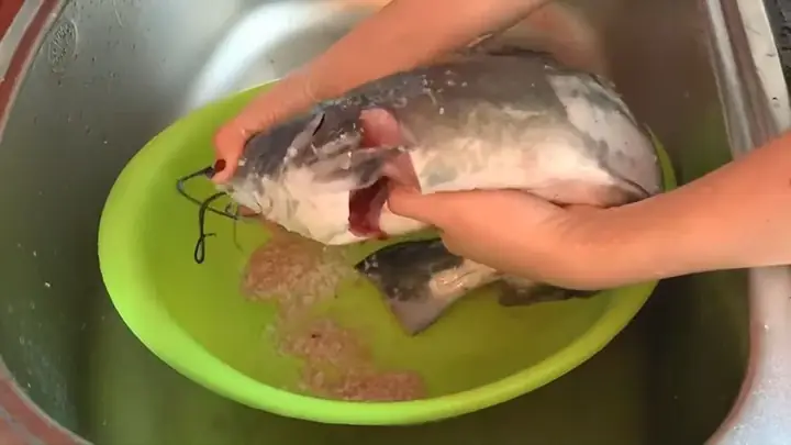 Bước 1: Sơ chế và ướp cá lăng Bước 1: Sơ chế và ướp cá lăng