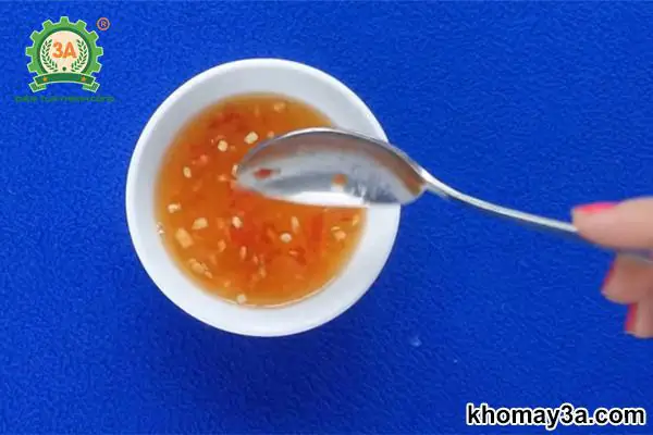 Làm nước sốt ăn kèm
