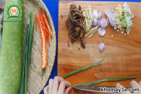 Chuẩn bị làm món cá lóc hấp bầu: