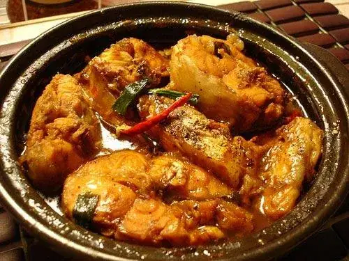 Chú Ý: Các Bạn Chỉ Nên Cho Gừng Vào Cá Sau Khi Nồi Cá Kho Đã Sôi Nhé. Vì Nếu Bạn Cho Gừng Vào Trước Và Giữa Lúc Đun Sôi Cùng Cá Thì Miếng Gừng Sẽ Không Còn Tác Dụng Khử Mùi Tanh. Như Vậy Món Cá Mè Kho Nghệ Của Bạn Sẽ Không Đảm Bảo Hương Vị.