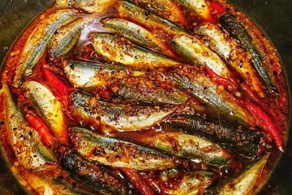 VHO- Bây giờ, ẩm thực khắp nơi nhiều món ngon du nhập từ nước ngoài. Người ta cũng sành ăn hơn. Vào nhà hàng thường gọi những món lạ, đắt tiền như một sự trải nghiệm, hưởng thụ. Nhưng tôi tin chắc một điều: Nhiều người có suy nghĩ như tôi, sẽ ngạc nhiên, bồi hồi nhớ về nồi cá kho dân dã của mẹ khi bắt gặp trong thực đơn nhà hàng món cá kho nhưng đặt lại một cái tên sang trọng nào đó.