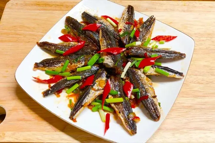 Cá nục khô xào sả ớt Cá nục khô xào sả ớt