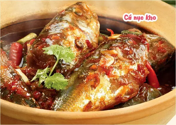 Cá nục kho rất thơm ngon hấp dẫn, ăn cùng cơm trắng rất đưa cơm. Cách kho cá nục cũng rất đơn giản, dễ làm tại nhà với nhiều lựa chọn công thức kho khác nhau như kho cà chua, kho riềng, kho tiêu, kho dứa… món nào cũng ngon “bá cháy”.