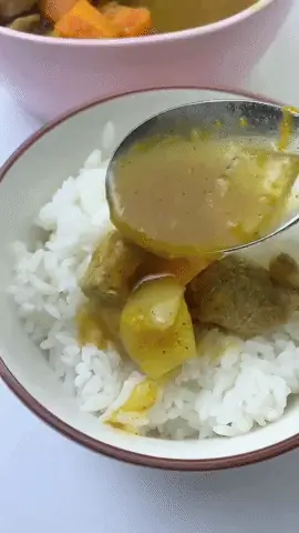 Món cà ri heo này đưa cơm xuất sắc, chị em nhớ thử nha.