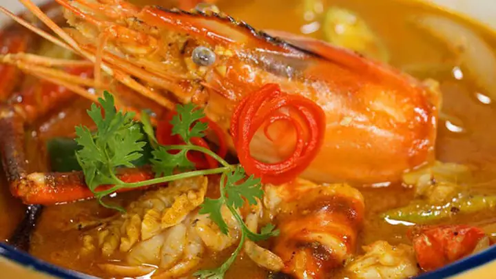 Nhắc đến món cà ri là bạn lại nhớ ngay đến món cà ri gà huyền thoại. Vậy hôm nay, sao không thử đổi gió sang món cà ri tôm độc lạ nhưng lại thơm ngon chẳng kém.