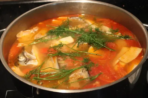 Bước 2: Nấu Nước Dùng