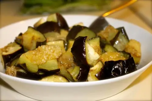 Cà tím mềm, ngọt rất thích hợp cho trẻ ăn dặm bổ sung chất xơ vào bát cháo thơm ngon hàng ngày.