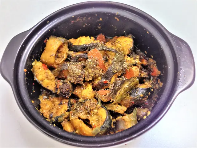 (NLĐO) – Có lẽ tôi thích nhất là món cá trê đồng kho nghệ bởi màu sắc vô cùng bắt mắt, thịt cá lại vàng ươm mà khi ăn cảm nhận được được mùi thơm nồng nồng đặc trưng và miếng thịt cá chắc, ngon đậm đà.