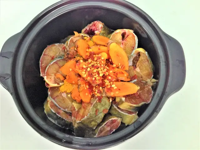 (NLĐO) – Có lẽ tôi thích nhất là món cá trê đồng kho nghệ bởi màu sắc vô cùng bắt mắt, thịt cá lại vàng ươm mà khi ăn cảm nhận được được mùi thơm nồng nồng đặc trưng và miếng thịt cá chắc, ngon đậm đà.